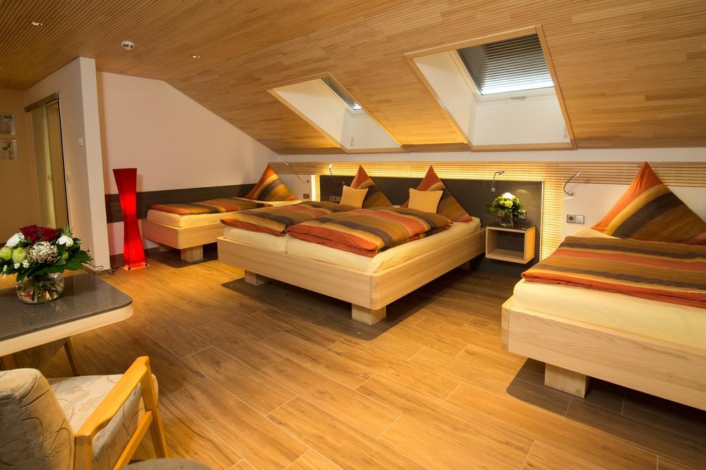 Hotel Garni Jaegerhof Сигмаринген Стая снимка