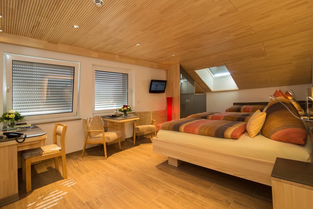 Hotel Garni Jaegerhof Сигмаринген Стая снимка